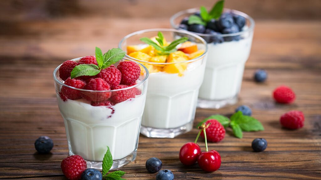 Vegan yogurt alternatives: preparation of the base from plant-based raw materials, fermentation process using cultures, and texture optimization through structure-forming ingredients depending on the recipe.